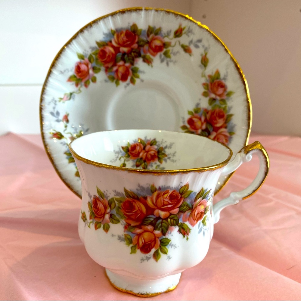 EUC Vtg Paragon Bone China Teacup and Saucer in Pattern “Elizabeth Rose”